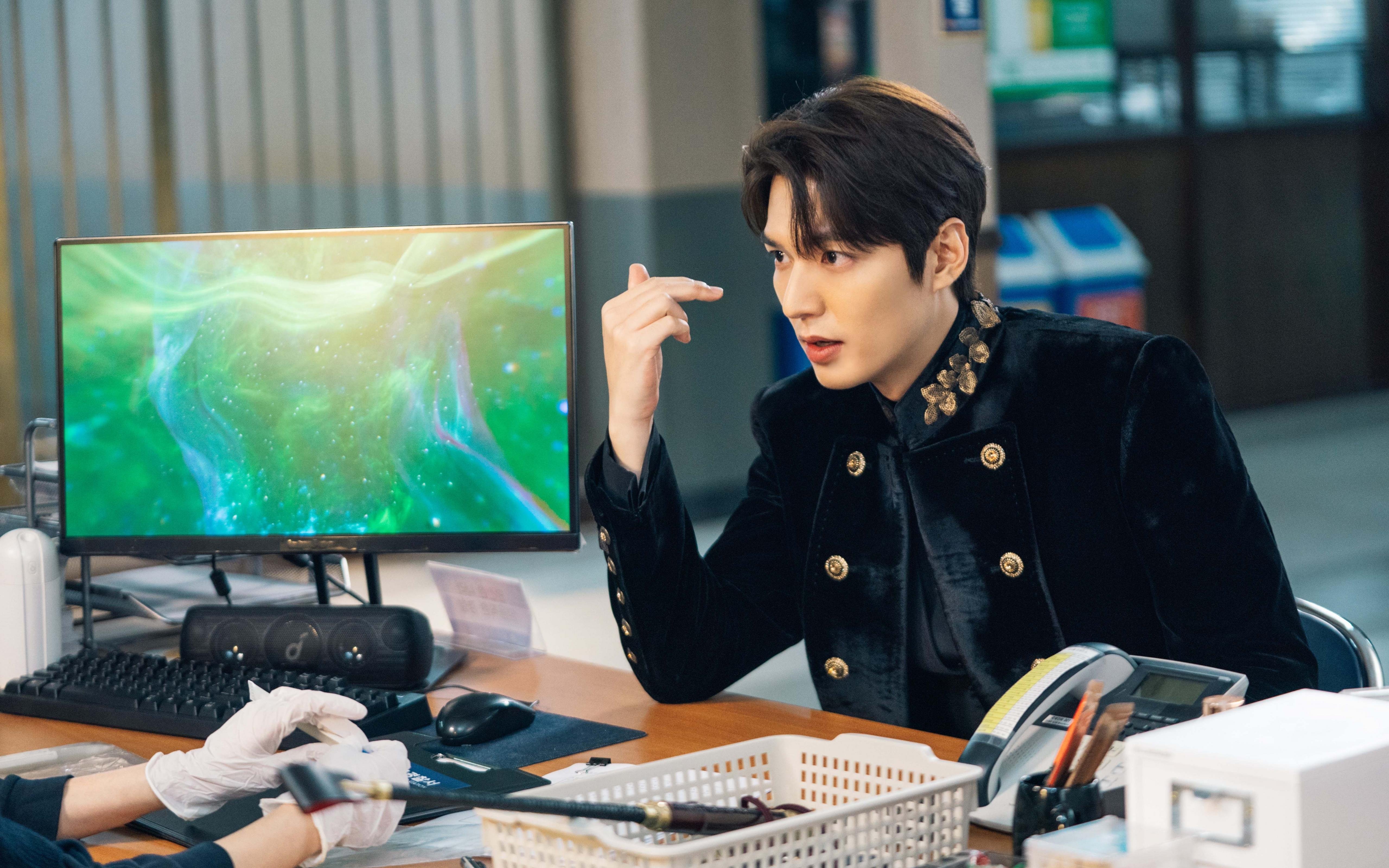 体育教师走进校园开设讲座引导青少年树立健康运动观念，体育教师讲座主题